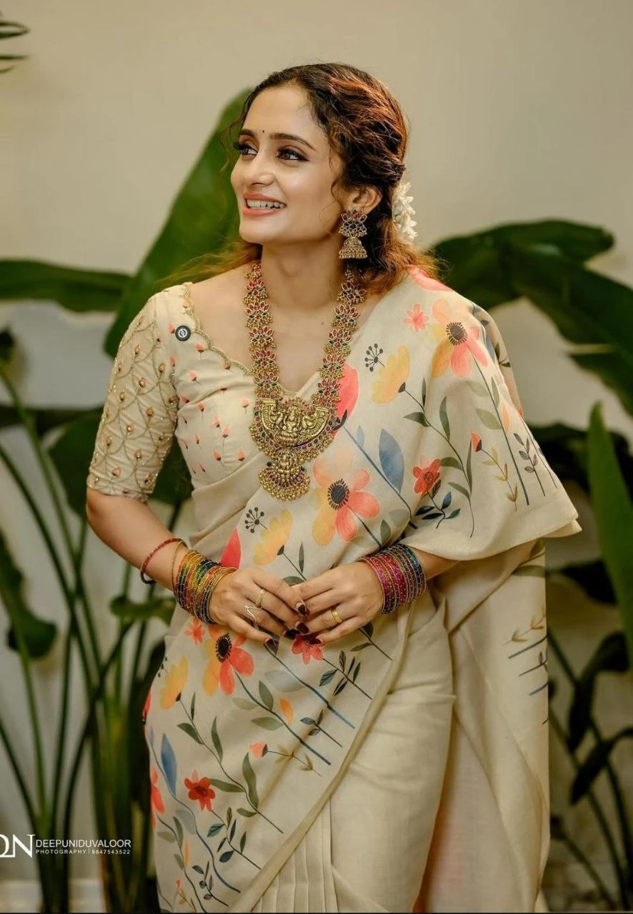 Women Floral Print Traditional Saree with Blouse Piece